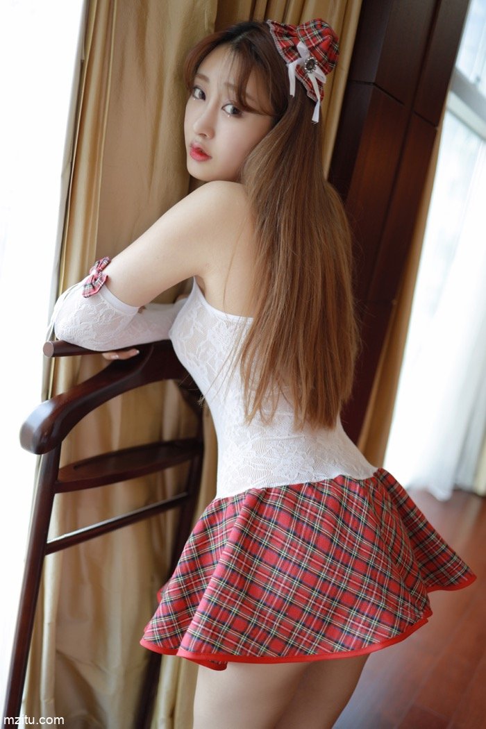 清甜美貌人见人爱 白嫩少女林子欣学生制服大胆露半球