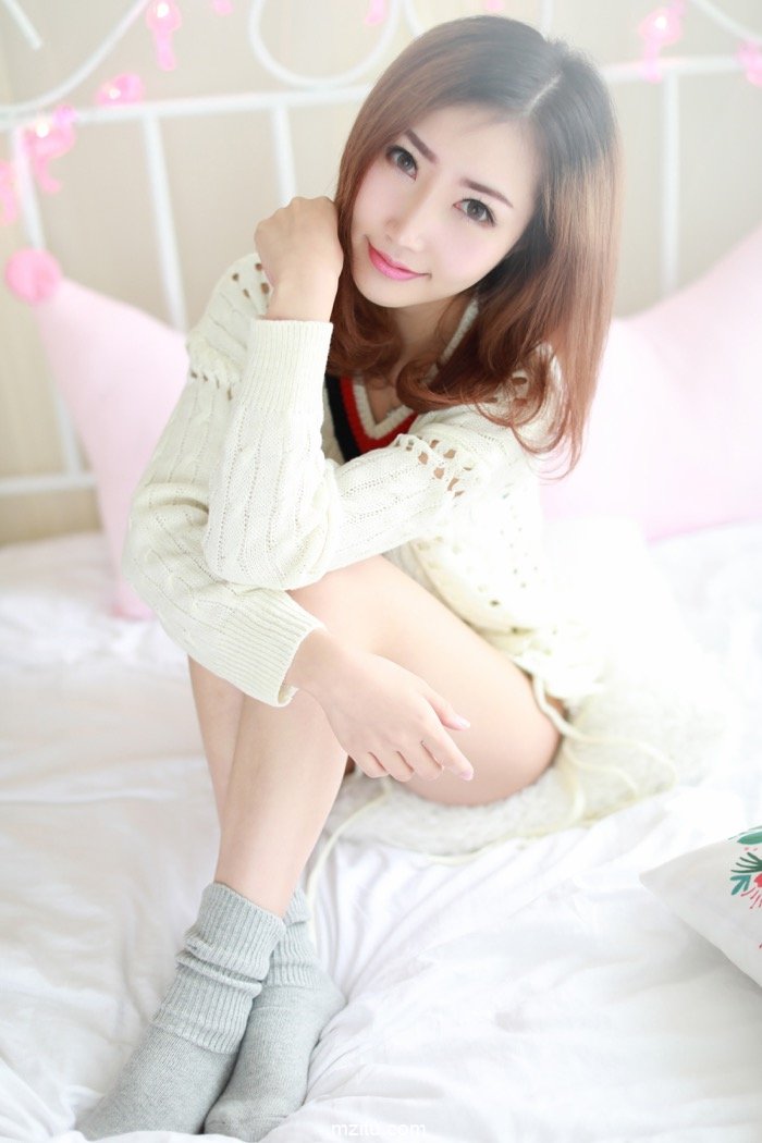 美貌人妻尤美小露香肩妖娆动人，似露非露风情挡不住