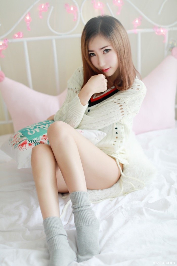 美貌人妻尤美小露香肩妖娆动人，似露非露风情挡不住