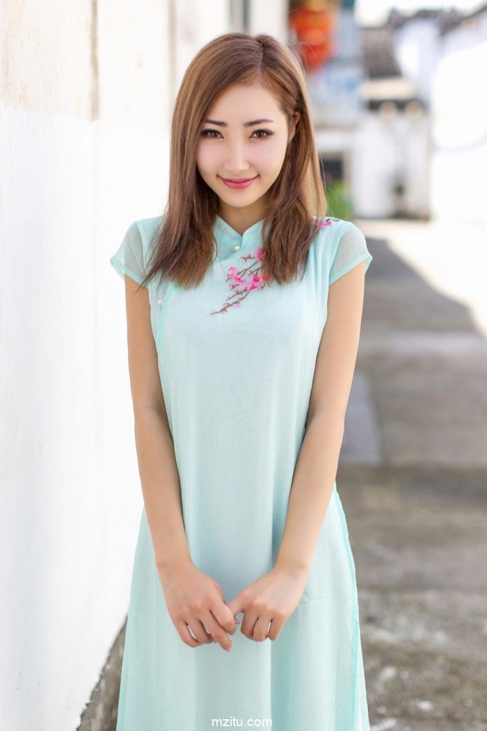 美貌人妻尤美小露香肩妖娆动人，似露非露风情挡不住