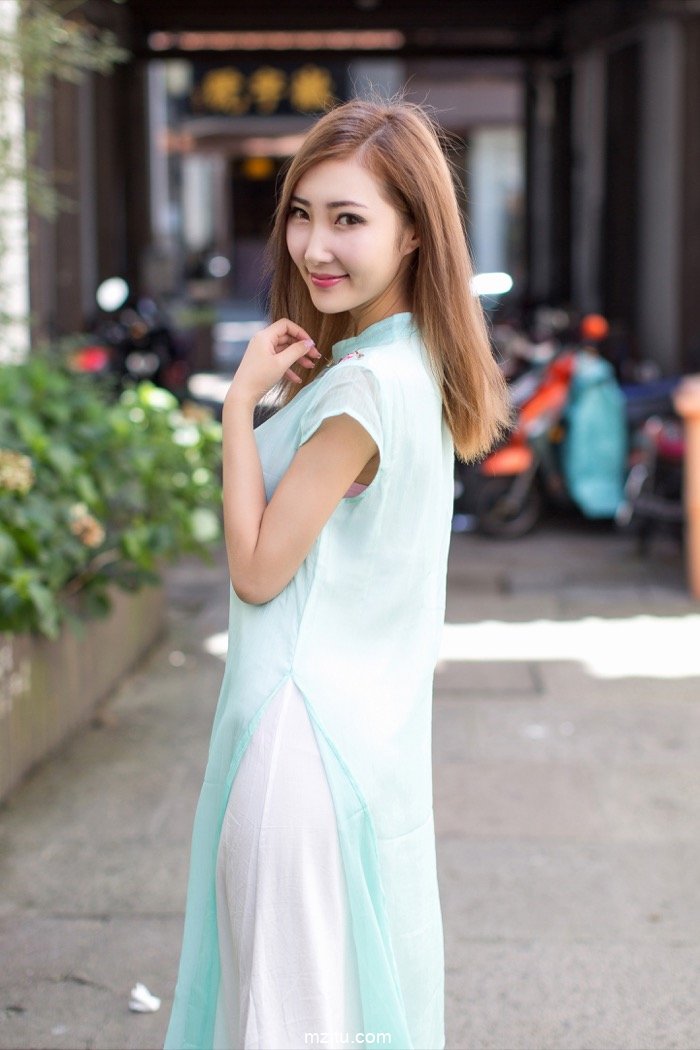 美貌人妻尤美小露香肩妖娆动人，似露非露风情挡不住