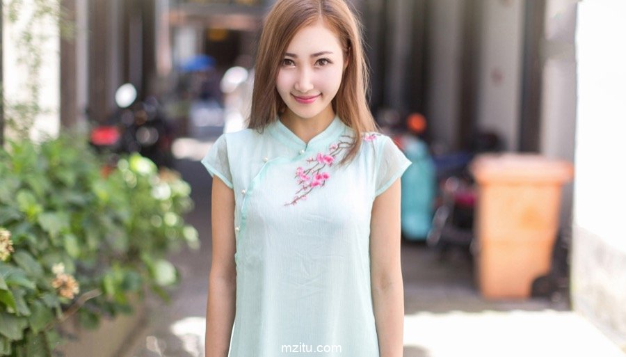 美貌人妻尤美小露香肩妖娆动人，似露非露风情挡不住