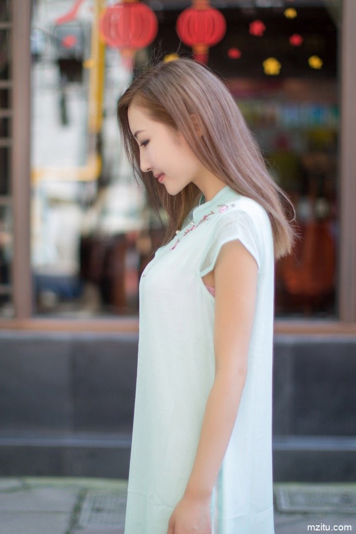 美貌人妻尤美小露香肩妖娆动人，似露非露风情挡不住