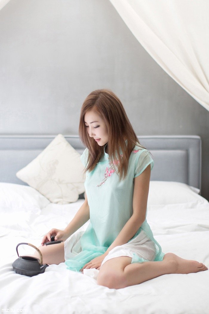 美貌人妻尤美小露香肩妖娆动人，似露非露风情挡不住