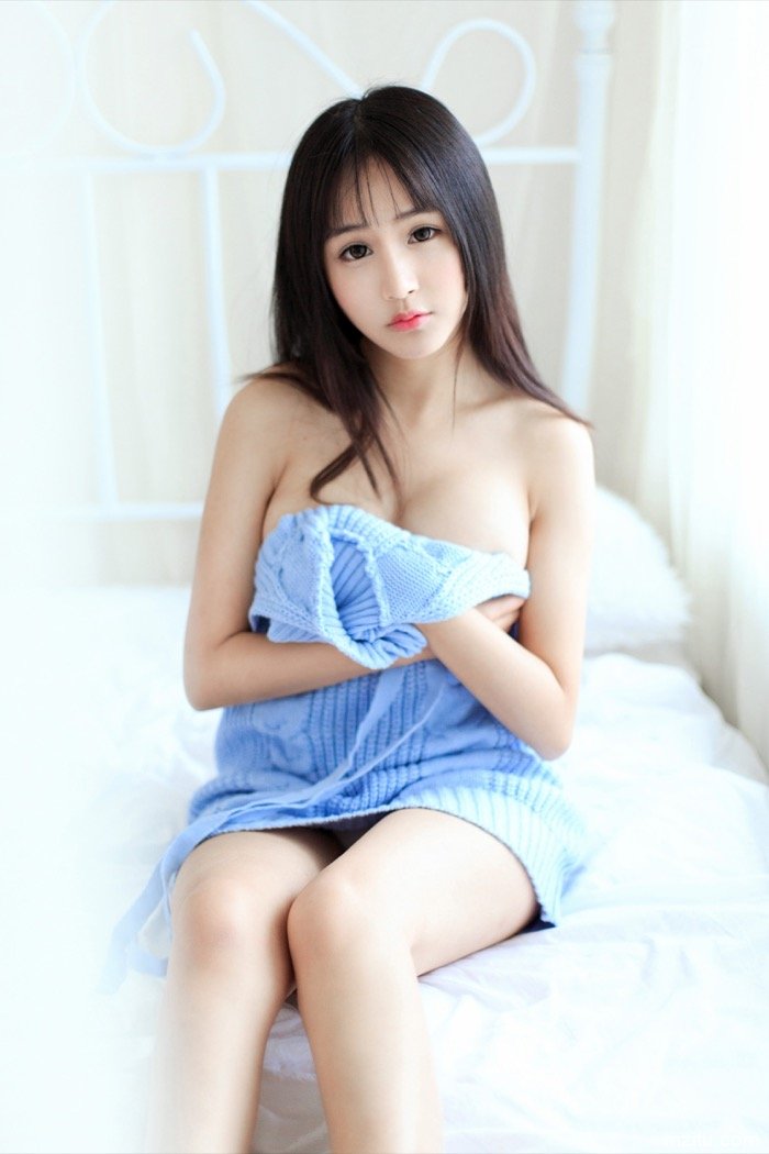 开背毛衣+死库水泳装 软萌妹子思淇美乳嫩臀凹凸有致