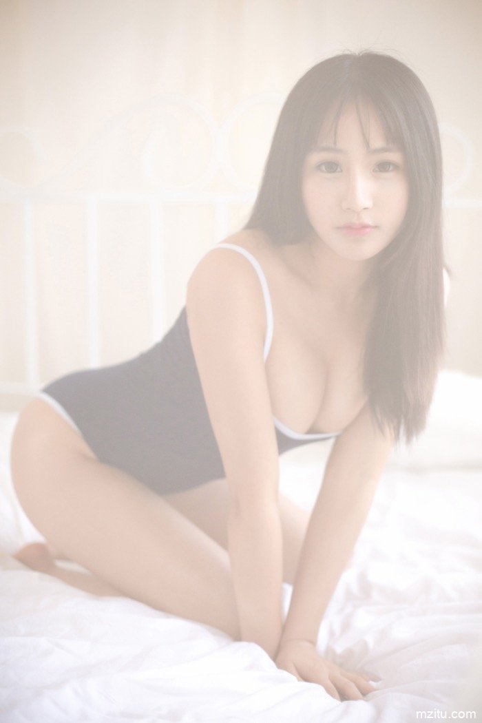 开背毛衣+死库水泳装 软萌妹子思淇美乳嫩臀凹凸有致