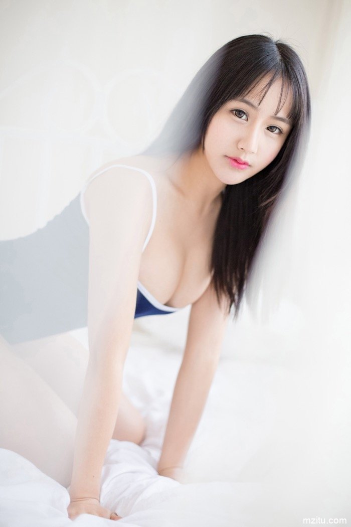 开背毛衣+死库水泳装 软萌妹子思淇美乳嫩臀凹凸有致