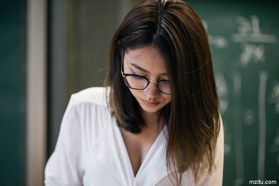 满足你对老师的幻想 女神许诺Sabrina教师OL制服知性迷人