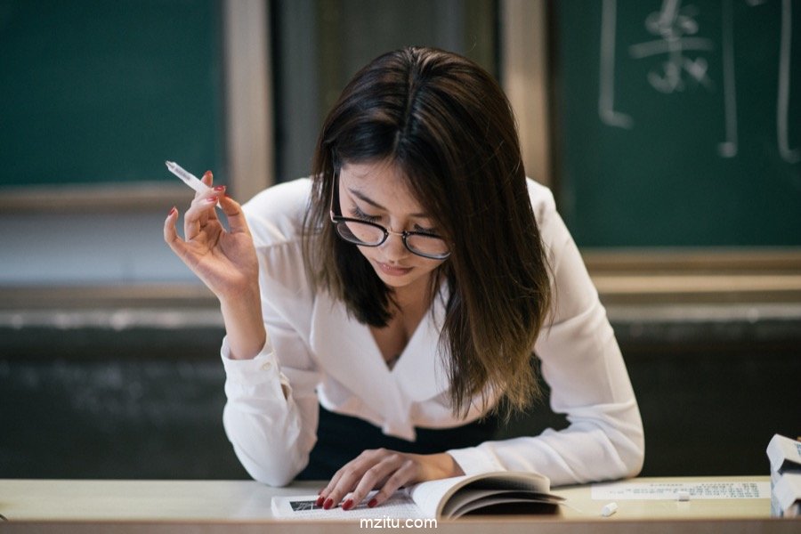 满足你对老师的幻想 女神许诺Sabrina教师OL制服知性迷人