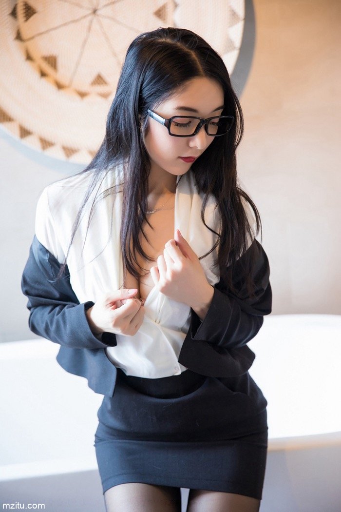 女神Angela喜欢猫秘书装秀美腿 黑丝短裙性感撩人