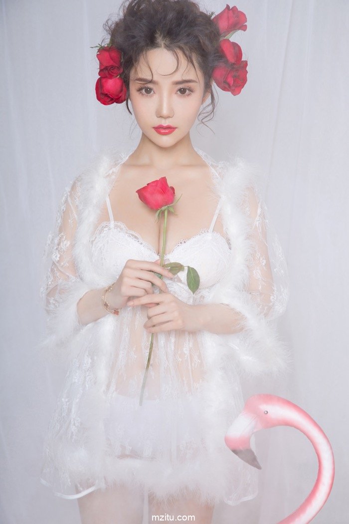 甜美小模神似女星王若丹 动人的笑颜令人心动神怡