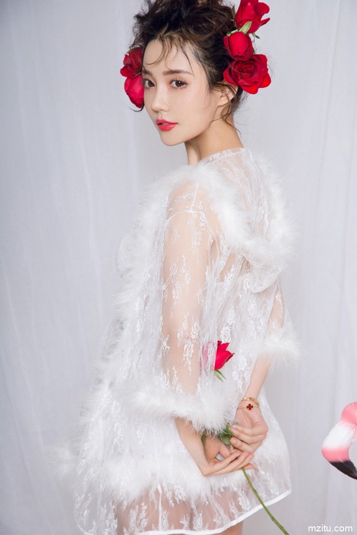 甜美小模神似女星王若丹 动人的笑颜令人心动神怡