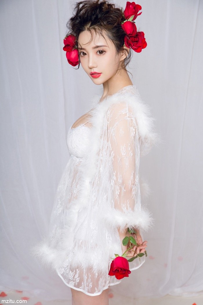 甜美小模神似女星王若丹 动人的笑颜令人心动神怡