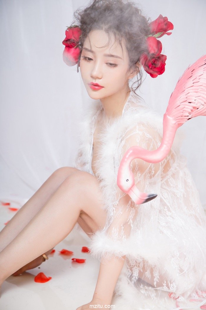 甜美小模神似女星王若丹 动人的笑颜令人心动神怡