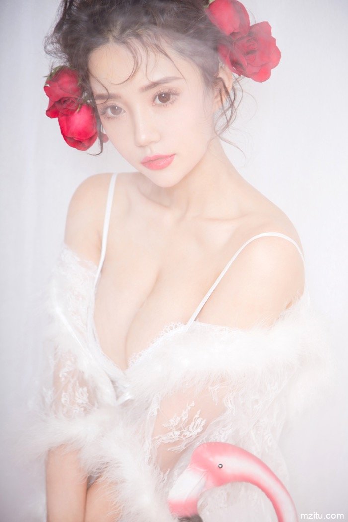 甜美小模神似女星王若丹 动人的笑颜令人心动神怡