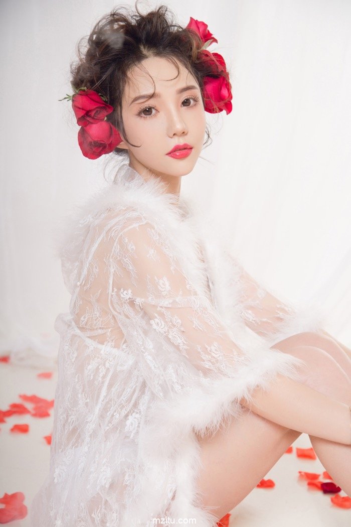 甜美小模神似女星王若丹 动人的笑颜令人心动神怡