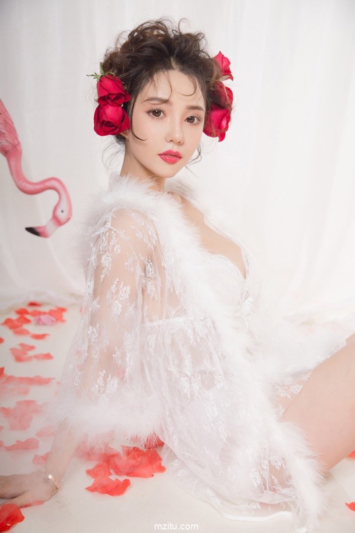 甜美小模神似女星王若丹 动人的笑颜令人心动神怡