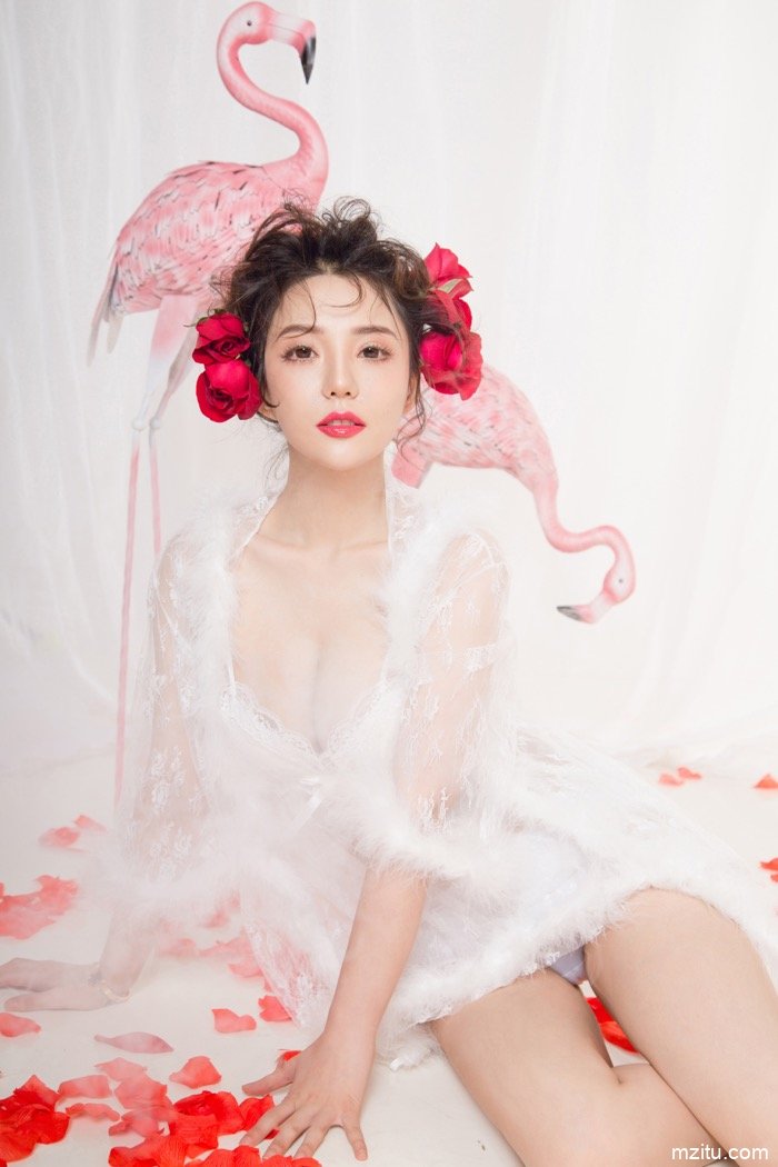 甜美小模神似女星王若丹 动人的笑颜令人心动神怡