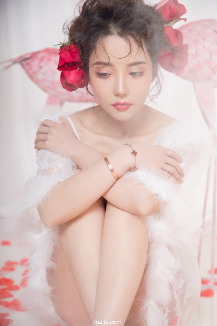 甜美小模神似女星王若丹 动人的笑颜令人心动神怡
