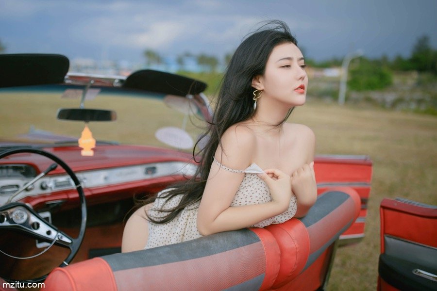 美臀女神玛鲁娜傲人身材演绎异域风情 公路露出姿势太销魂