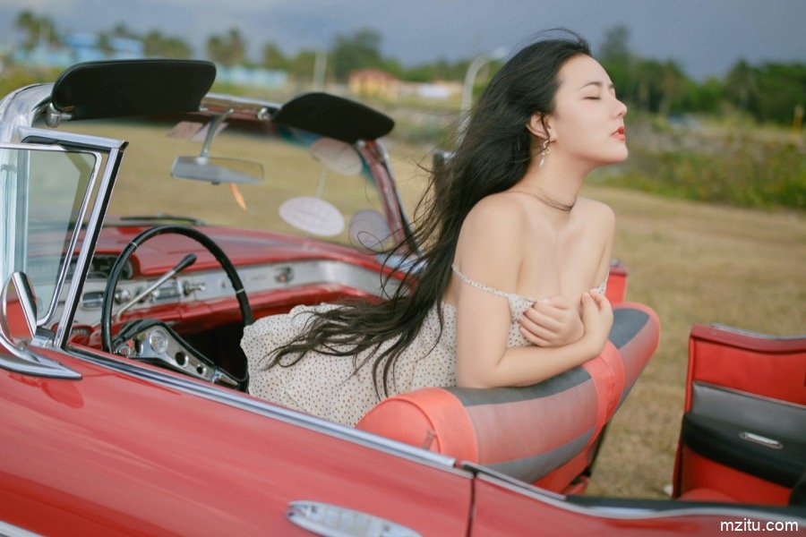 美臀女神玛鲁娜傲人身材演绎异域风情 公路露出姿势太销魂