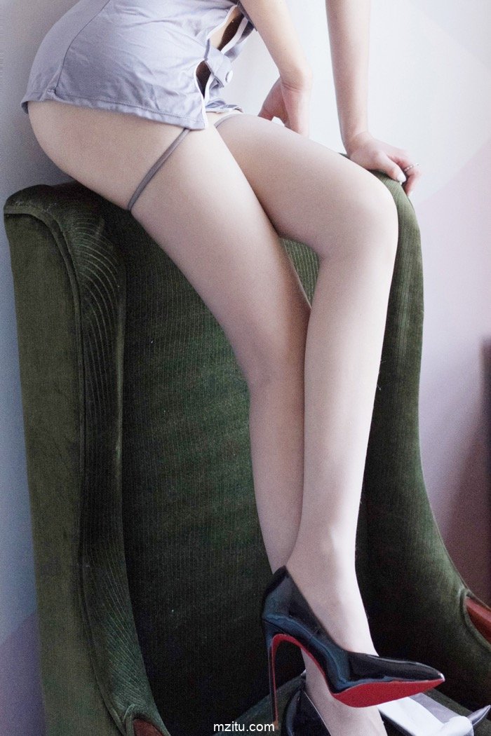 手掩巨乳暗送秋波 风情少妇孙梦瑶情趣制服性感爆棚