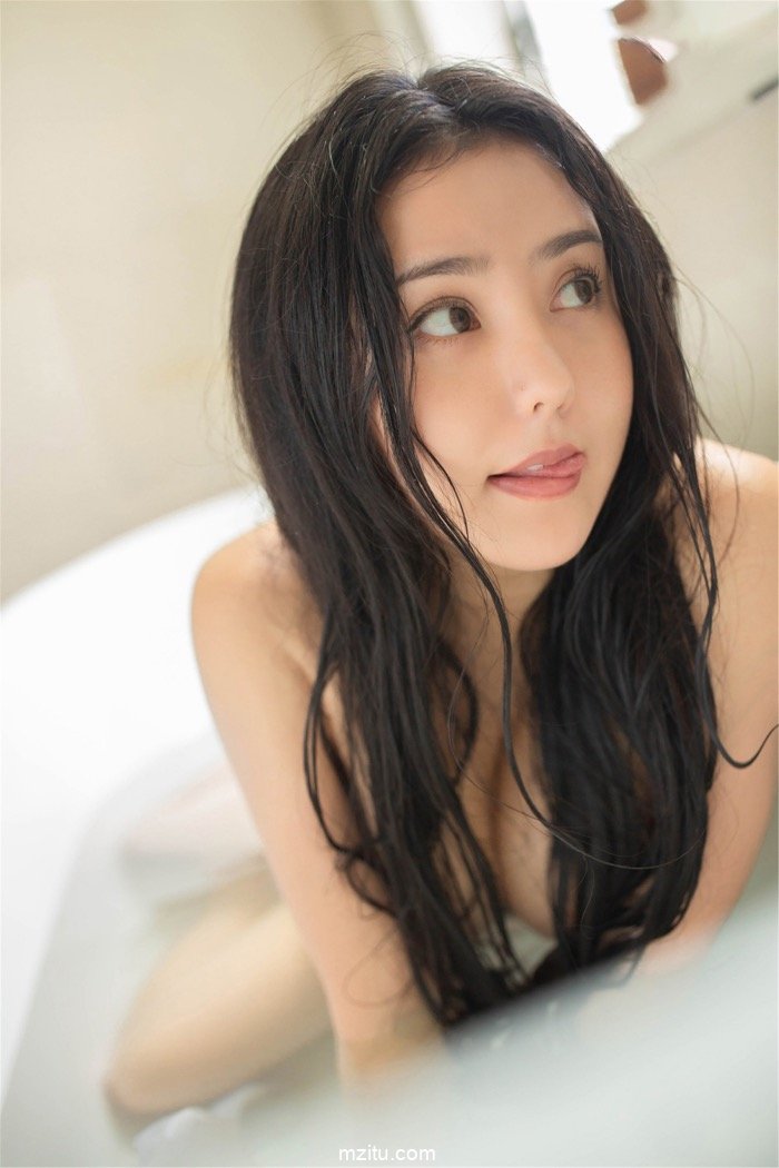 美臀天使Manuela玛鲁娜全裸入浴，浴缸湿身露爆乳