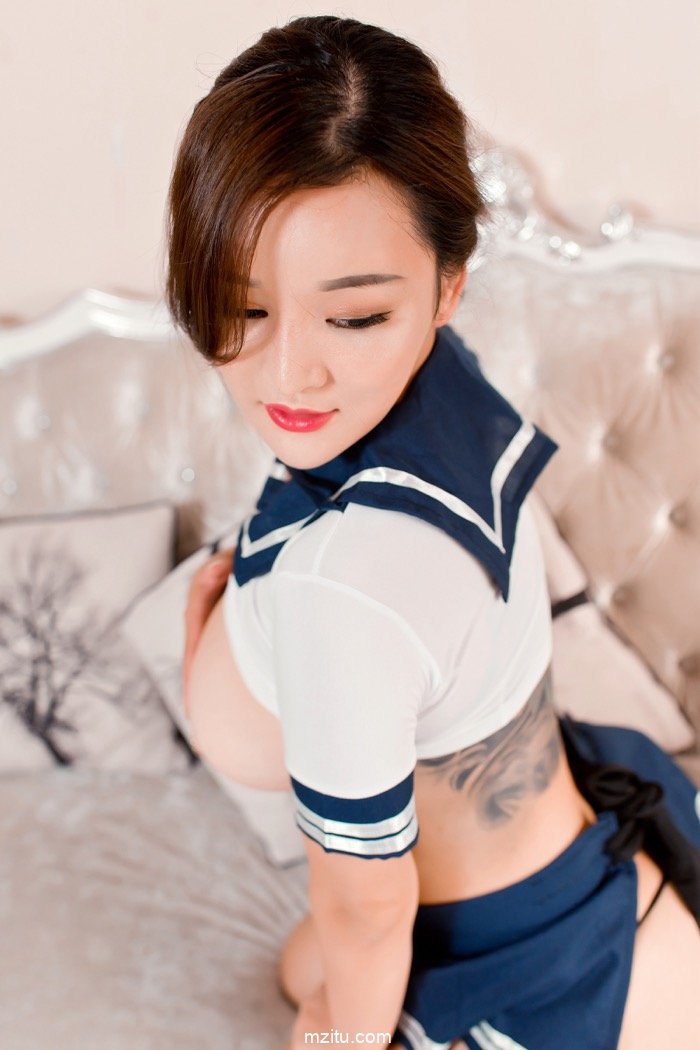 美女御姐潘琳琳JK制服露半球，抱乳自摸寂寞难耐