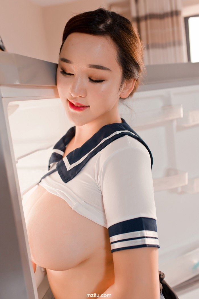 美女御姐潘琳琳JK制服露半球，抱乳自摸寂寞难耐