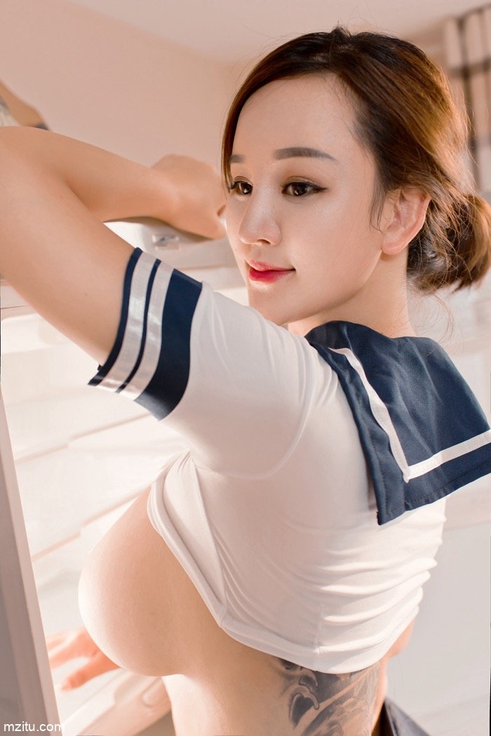 美女御姐潘琳琳JK制服露半球，抱乳自摸寂寞难耐