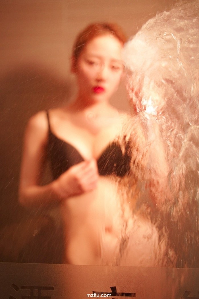 妩媚女人牛奶湿身演绎极致诱惑 成熟性感的身材让人大饱眼福
