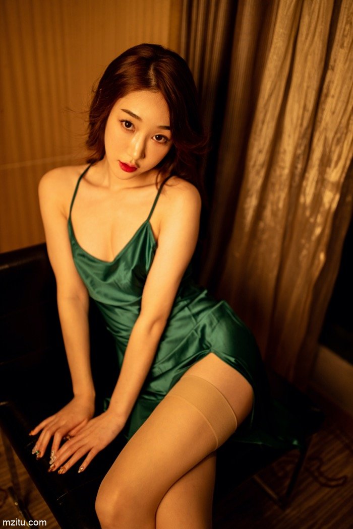 清纯里带点风情，白嫩美少女小九月床上翻滚如饥似渴