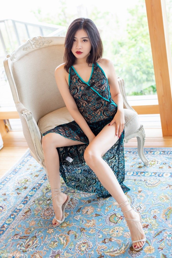 天使容颜魔鬼身 极品美女许诺香臀美腿大胆露出