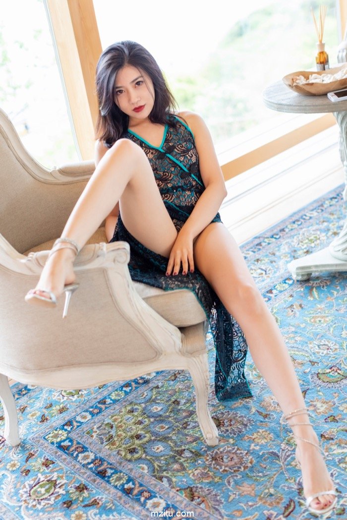 天使容颜魔鬼身 极品美女许诺香臀美腿大胆露出