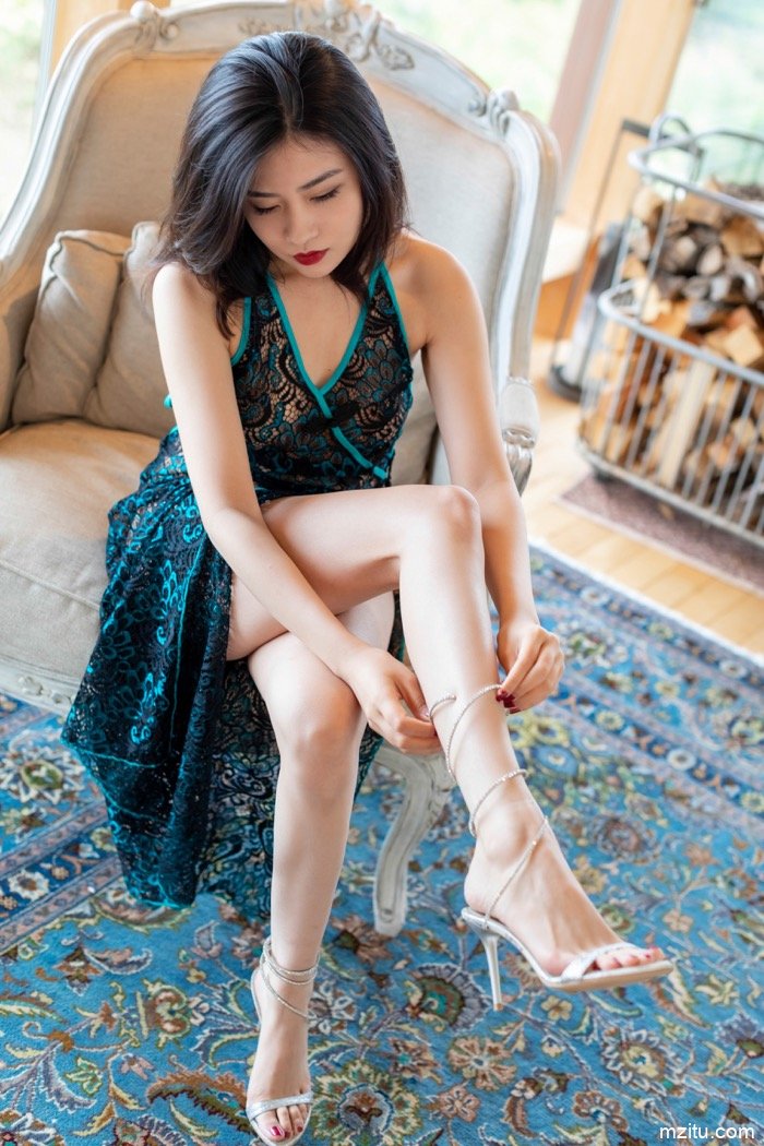 天使容颜魔鬼身 极品美女许诺香臀美腿大胆露出