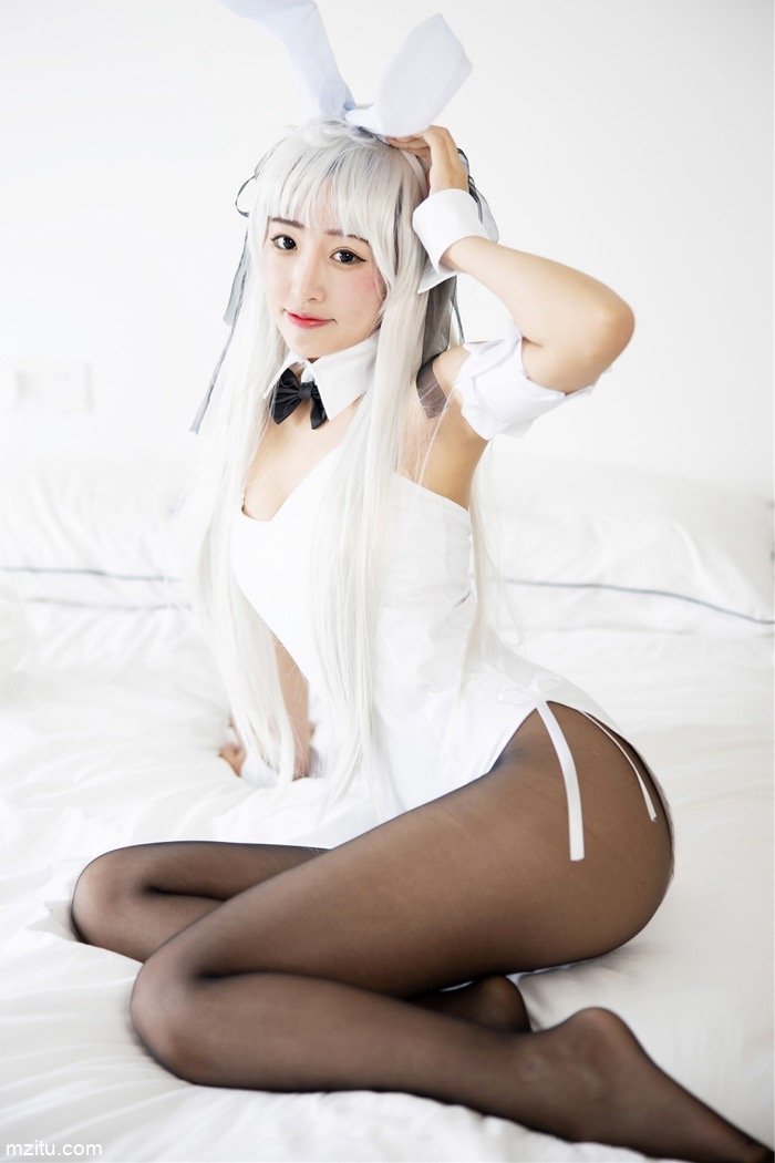 清纯软妹童丹娜COSPLAY兔女郎，床上撅臀让你看个够