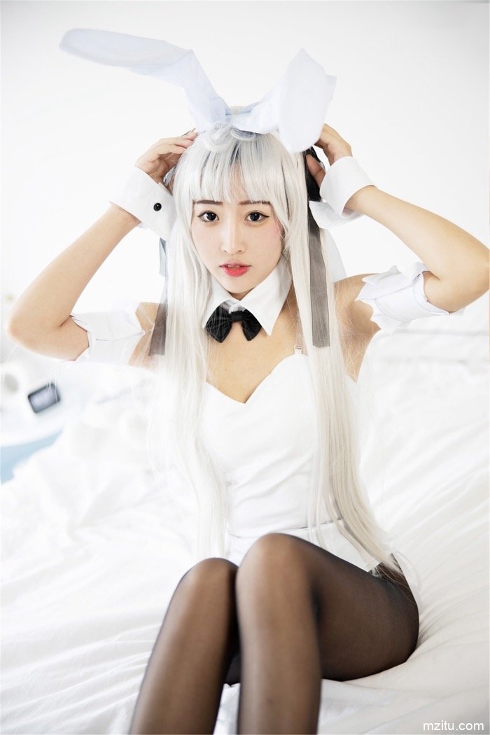 清纯软妹童丹娜COSPLAY兔女郎，床上撅臀让你看个够