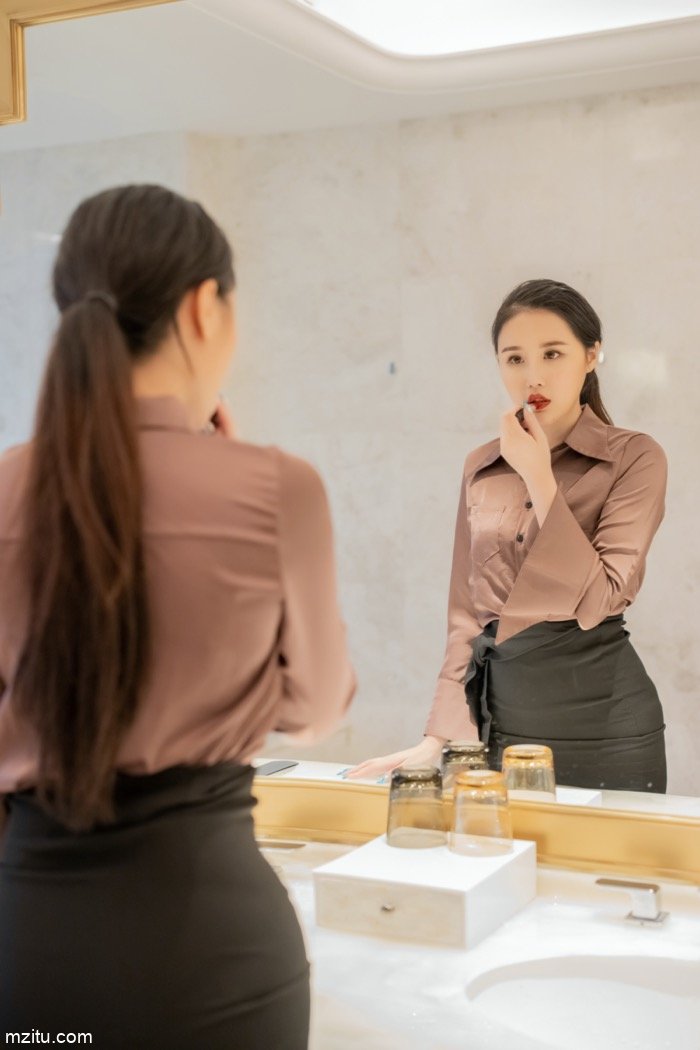 性感美人张静雅秀喷火身材，丝袜加身尽显熟女风情