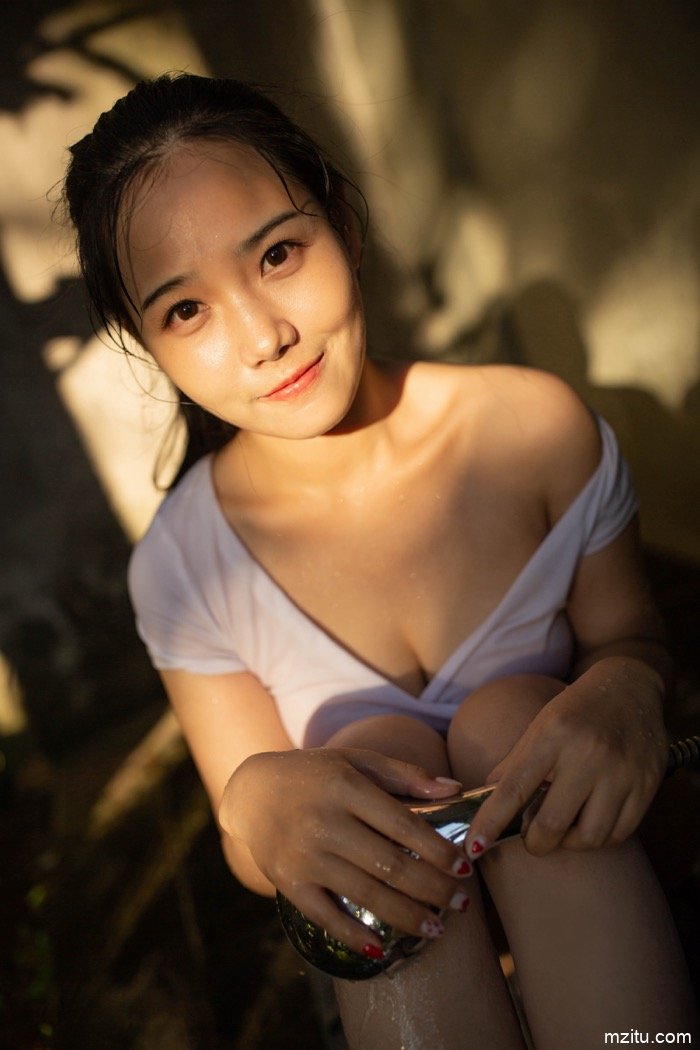 粉嫩胴体高清特写！小清新美女徐微微mia泳池上演脱衣秀