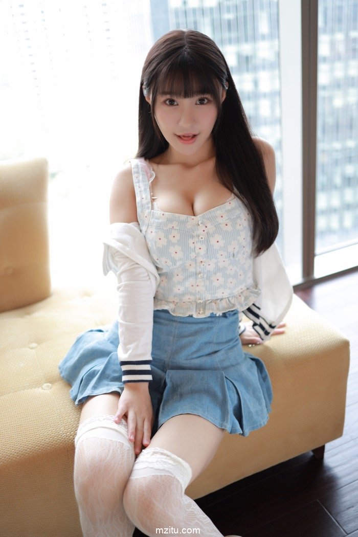 性感少女朱可儿上演短裙诱惑，露出肥臀引人后入