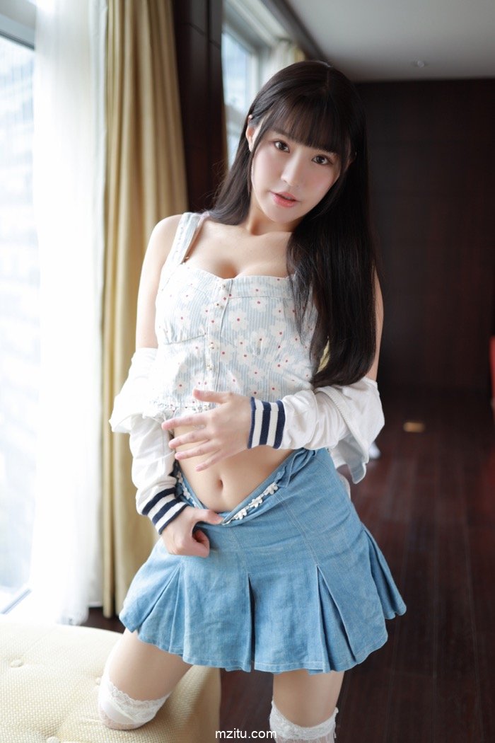 性感少女朱可儿上演短裙诱惑，露出肥臀引人后入