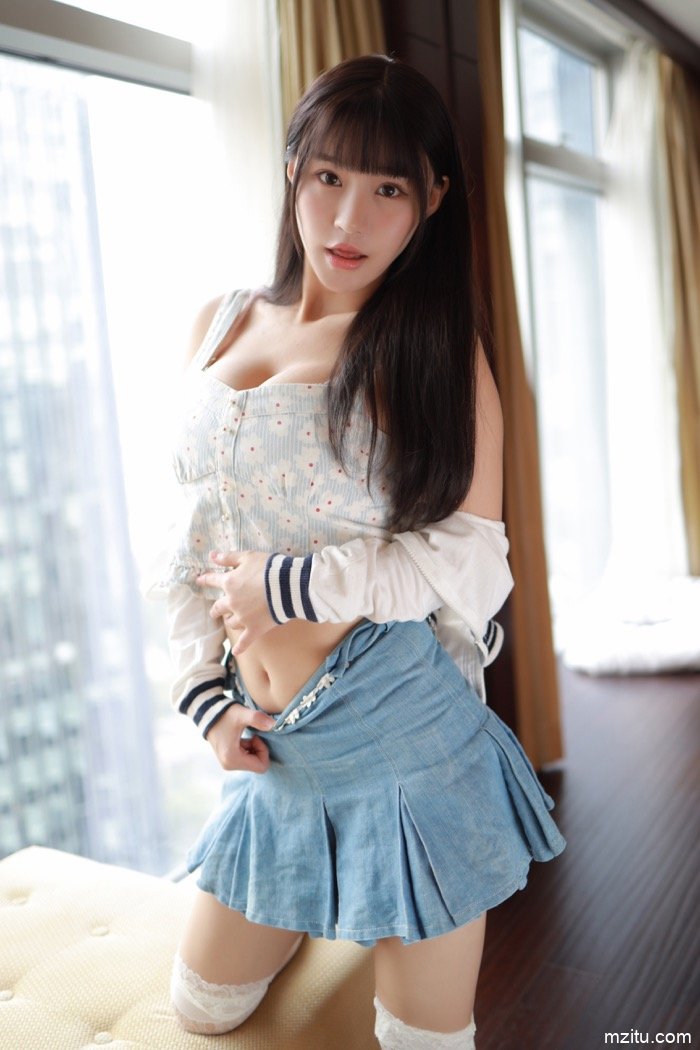 性感少女朱可儿上演短裙诱惑，露出肥臀引人后入