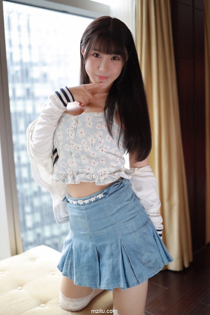 性感少女朱可儿上演短裙诱惑，露出肥臀引人后入