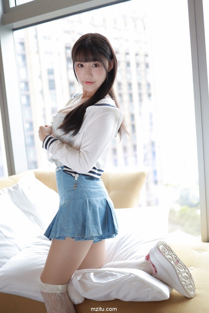 性感少女朱可儿上演短裙诱惑，露出肥臀引人后入