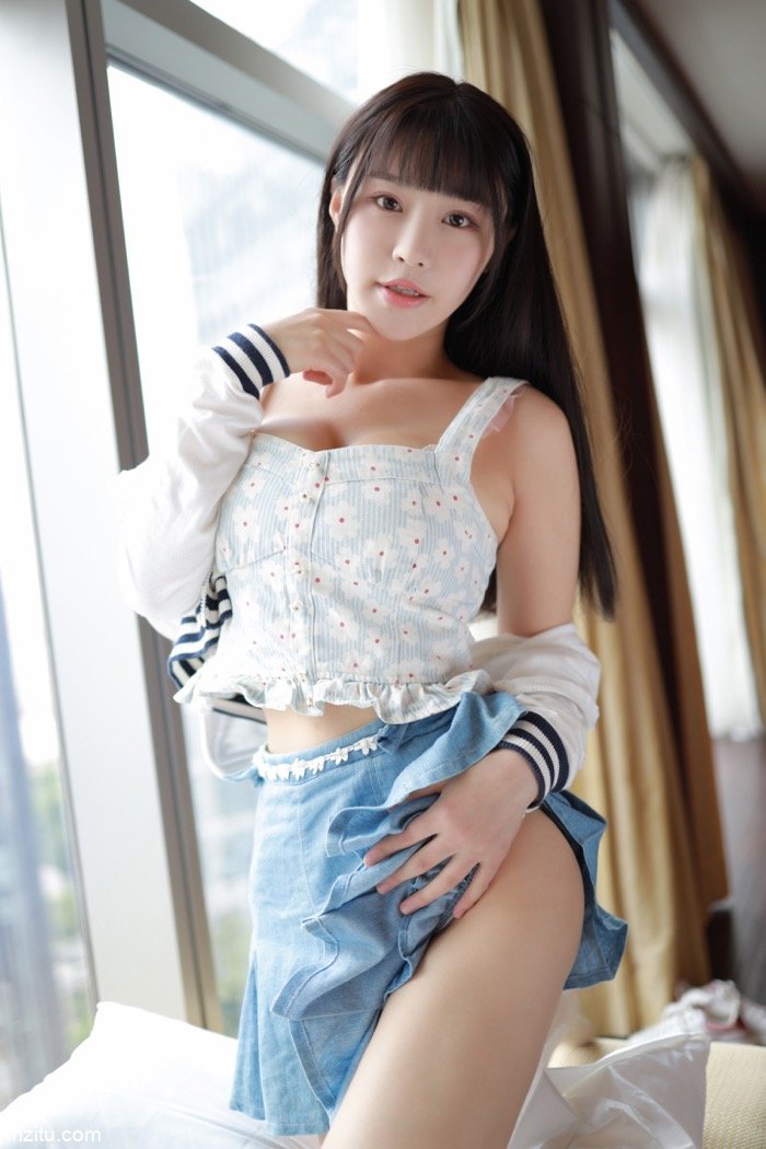 性感少女朱可儿上演短裙诱惑，露出肥臀引人后入