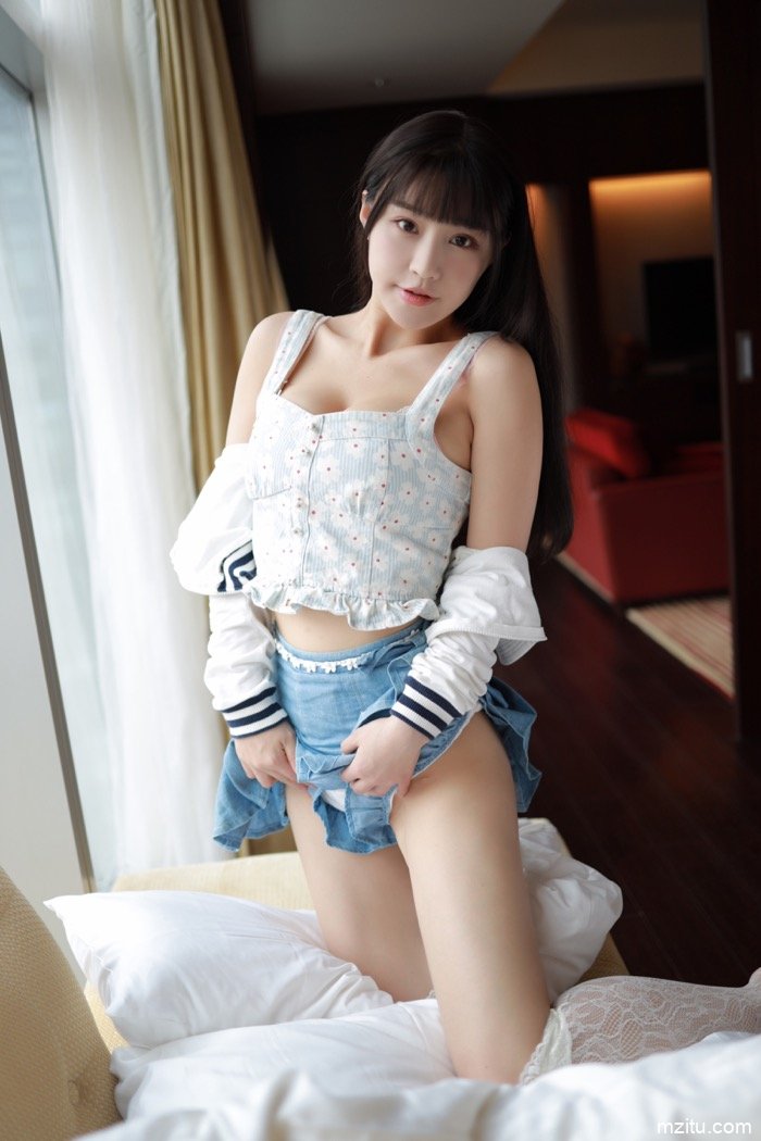 性感少女朱可儿上演短裙诱惑，露出肥臀引人后入