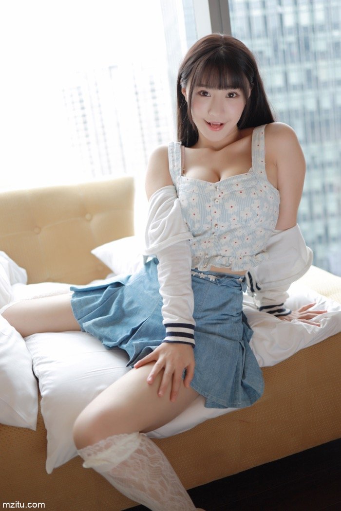 性感少女朱可儿上演短裙诱惑，露出肥臀引人后入
