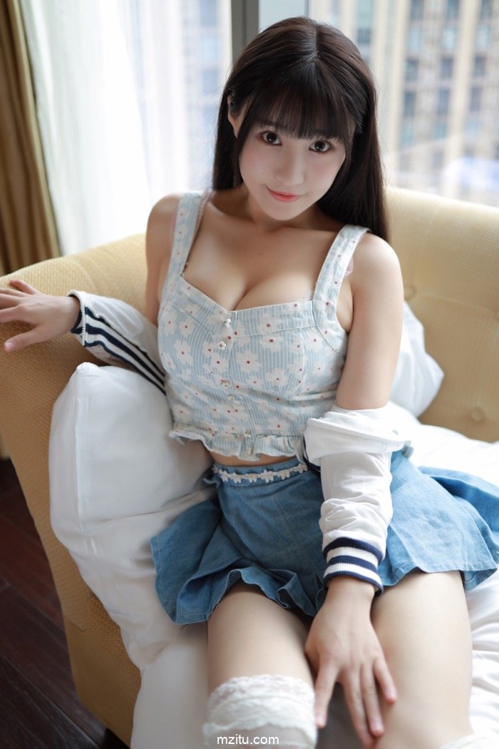 性感少女朱可儿上演短裙诱惑，露出肥臀引人后入