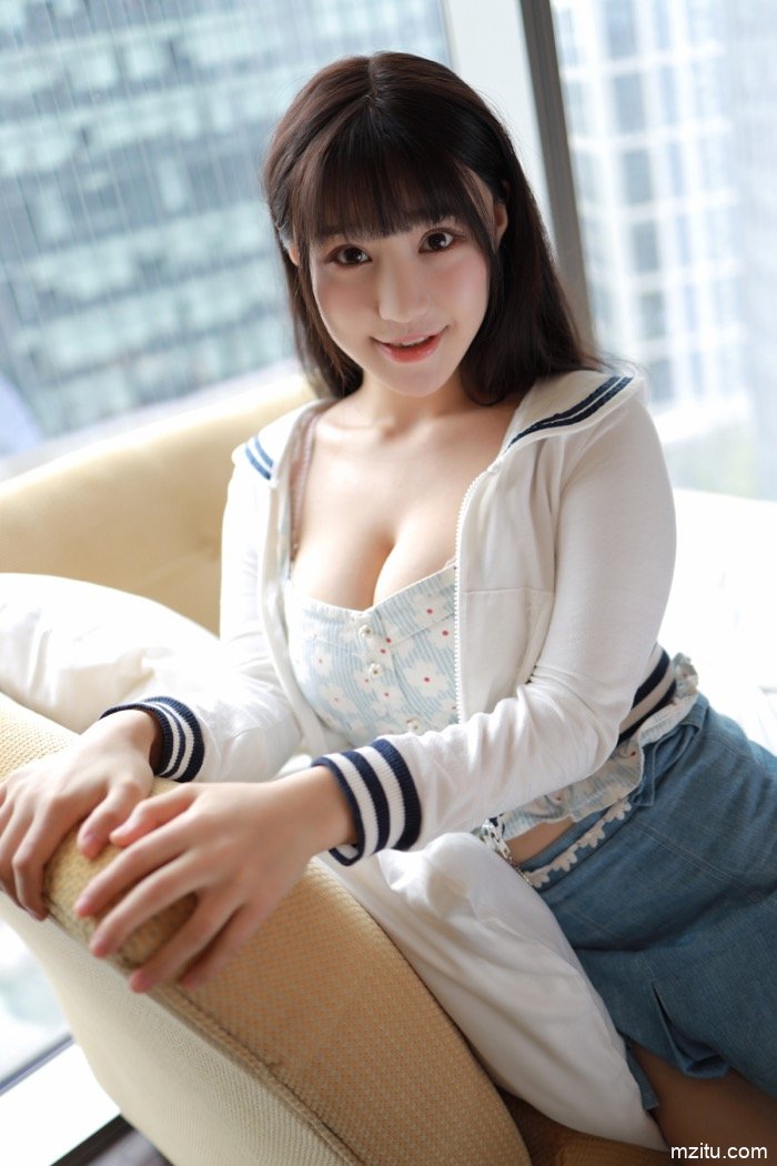 性感少女朱可儿上演短裙诱惑，露出肥臀引人后入
