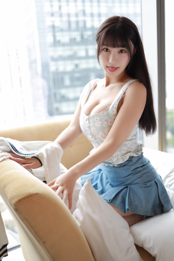 性感少女朱可儿上演短裙诱惑，露出肥臀引人后入